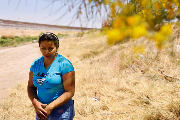 Migrantes se paran cerca de la frontera entre Estados Unidos y México, en Ciudad Juárez.