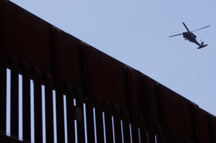 Un helicóptero de la patrulla fronteriza estadounidense sobrevuela la frontera entre Estados Unidos y México