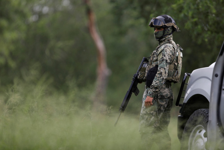 Migrantes cruzan el río Bravo antes del levantamiento del Título 42, en Matamoros