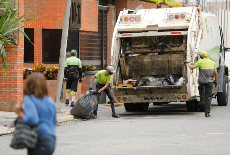 Trabajadores recogen basura en el municipio de Chacao, en Caracas, en Caracas
