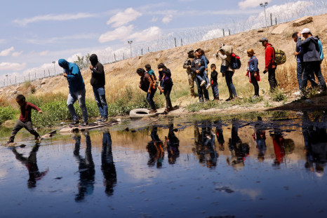 Migrantes en busca de asilo cruzan el río Bravo para regresar a México desde Estados Unidos, visto desde Ciudad Juárez