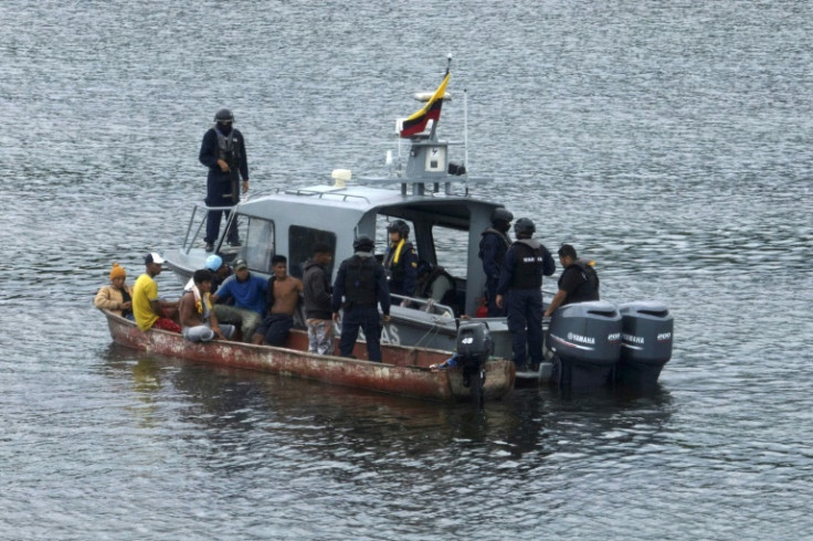 Un equipo de la armada ecuatoriana verifica documentos en una pequeña embarcación cerca de Guayaquil el 11 de mayo de 2023