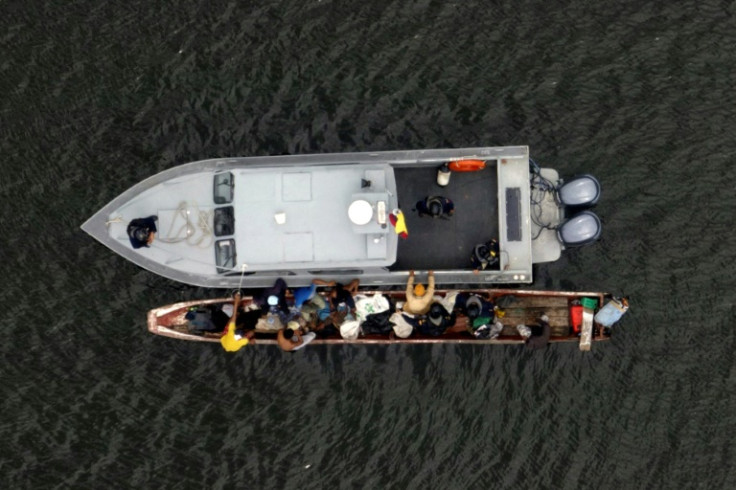 Vista aérea de una lancha de la armada ecuatoriana revisando un pequeño bote en un área cerca de Guayaquil utilizada por narcotraficantes