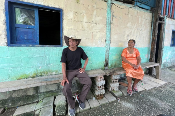 Los residentes se sientan afuera de una casa en la isla de Puerto Libertad cerca de Guayaquil, Ecuador, el 11 de mayo de 2023.