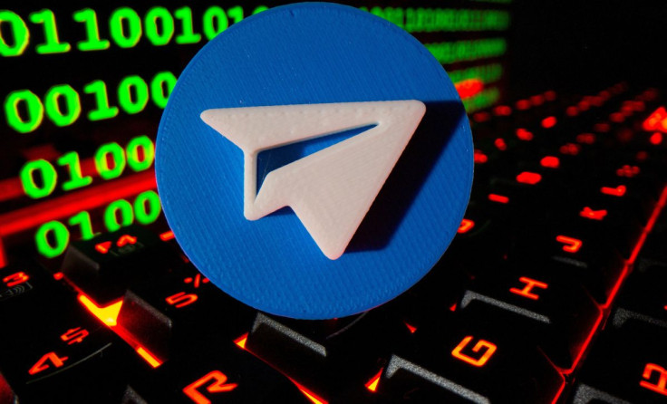 Un logotipo de Telegram impreso en 3D se muestra en un teclado frente al código binario en esta ilustración tomada el 24 de septiembre de 2021.