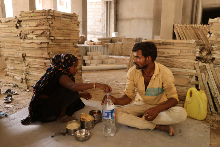 Heena Parmar almuerza con su esposo en un sitio de construcción en Ahmedabad