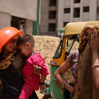 Las mujeres se refugian del sol en un sitio de construcción en Ahmedabad