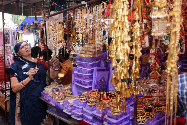 Kamlaben Ashokbhai Patni ajusta bisutería en un puesto en un mercado de Ahmedabad