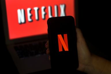 Netflix dice que su nuevo nivel de suscripción subsidiado por publicidad está comenzando mejor de lo esperado y que comenzará una amplia implementación de planes pagos para personas que comparten contraseñas con otros hogares.