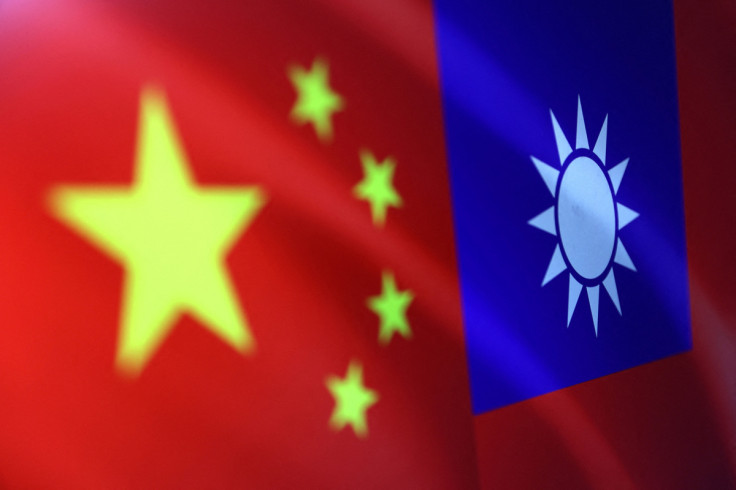 La ilustración muestra banderas chinas y taiwanesas