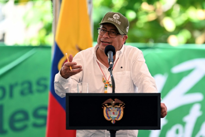 El presidente de Colombia, Gustavo Petro, se ha embarcado en una polémica política de búsqueda de la paz con los numerosos grupos armados del país.