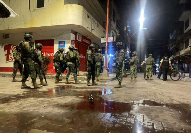 Militares y policías custodian un restaurante donde un grupo armado disparó contra clientes y trabajadores en Montañita, Ecuador