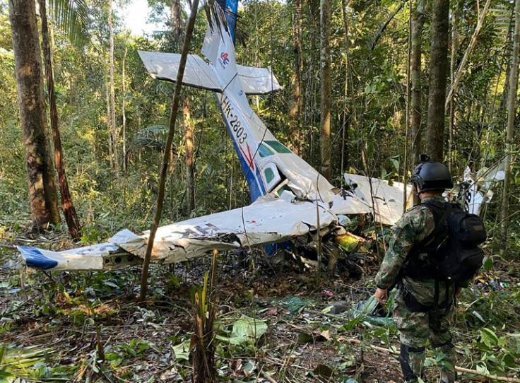 Una fotografía compartida por las fuerzas armadas de Colombia el 19 de mayo de 2023 muestra el avión estrellado en la selva amazónica.