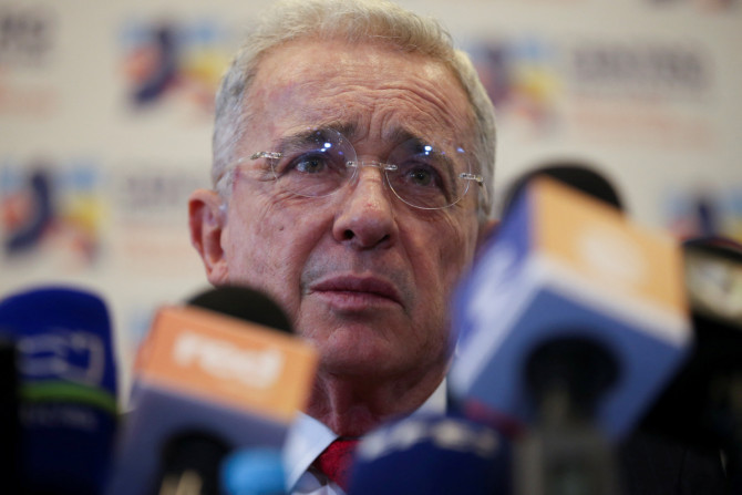 El expresidente de Colombia Álvaro Uribe reacciona ante los medios tras su reunión con el presidente electo Gustavo Petro en Bogotá