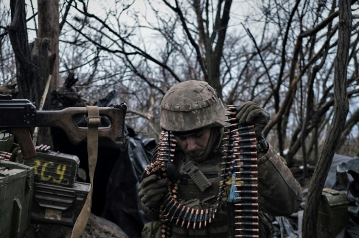 Un soldado del Ejército de Voluntarios de Ucrania prepara municiones para disparar contra las posiciones rusas de primera línea cerca de Bakhmut.