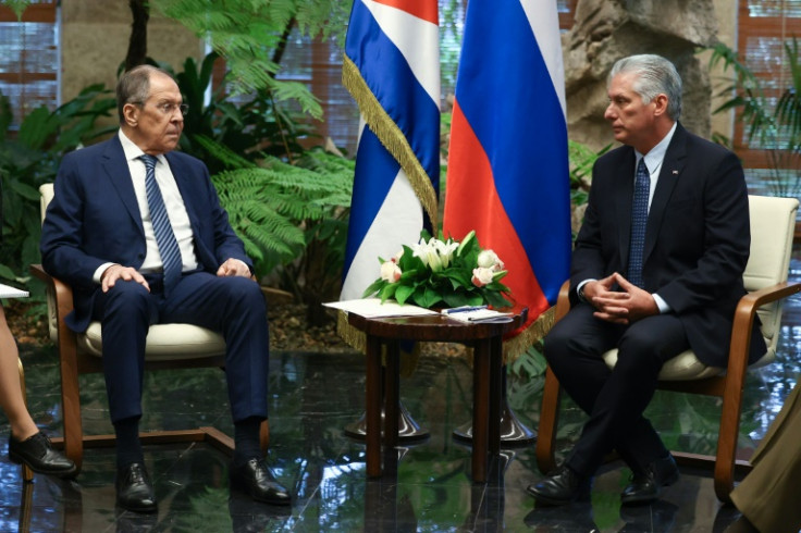 El ministro de Relaciones Exteriores de Rusia, Sergey Lavrov (izquierda), se reunió con el presidente de Cuba, Miguel Díaz-Canel, en La Habana en abril de 2023 para discutir la cooperación.