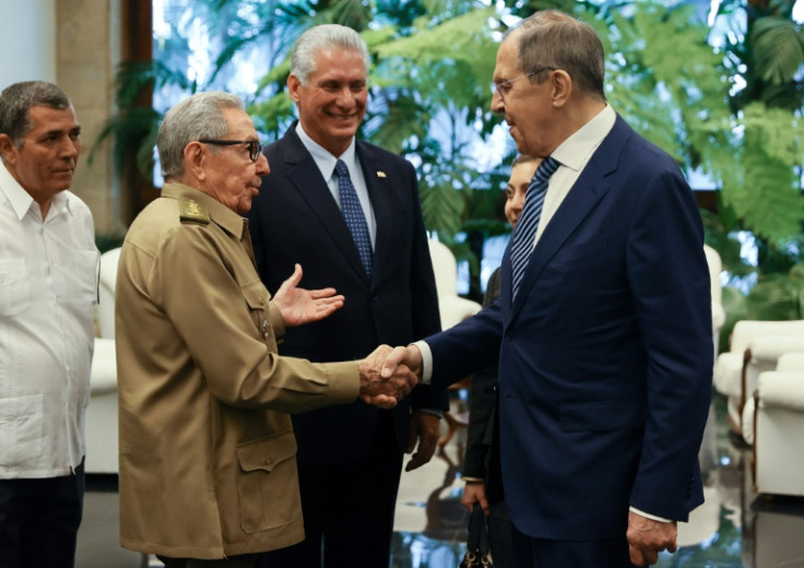El canciller ruso Sergey Lavrov (derecha) se reunió con el expresidente cubano Raúl Castro (izquierda) en su viaje a La Habana como parte de una gira por aliados latinoamericanos
