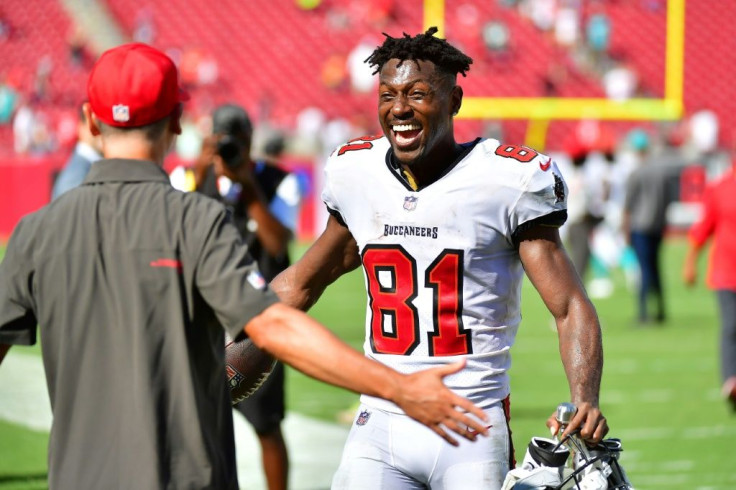 Antonio Brown de Tampa Bay celebra después de que su día récord ayudó a los Bucs a una victoria de la NFL 45-17 sobre los Miami Dolphins