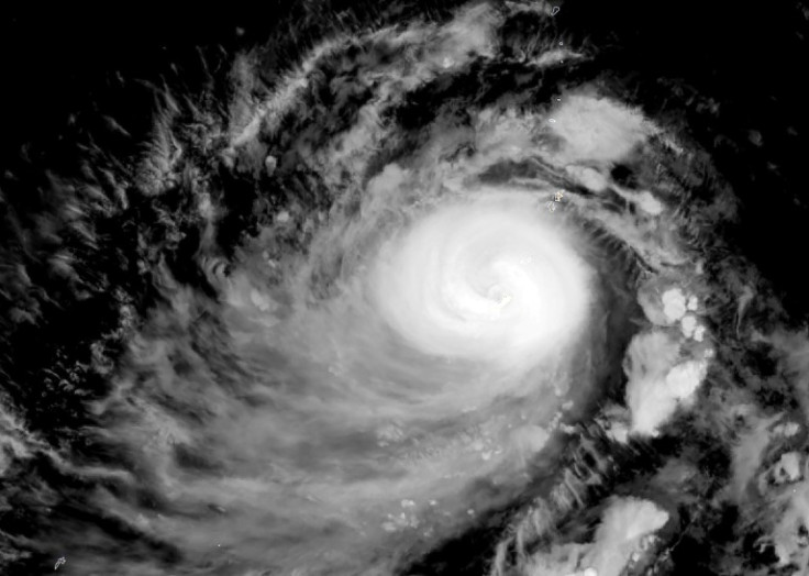 Esta imagen de satélite muestra el tifón Mawar, sobre Guam el 24 de mayo de 2023 a las 11:40 UTC. Mawar rugió sobre el territorio estadounidense de Guam, trayendo vientos destructivos al puesto militar del Pacífico.