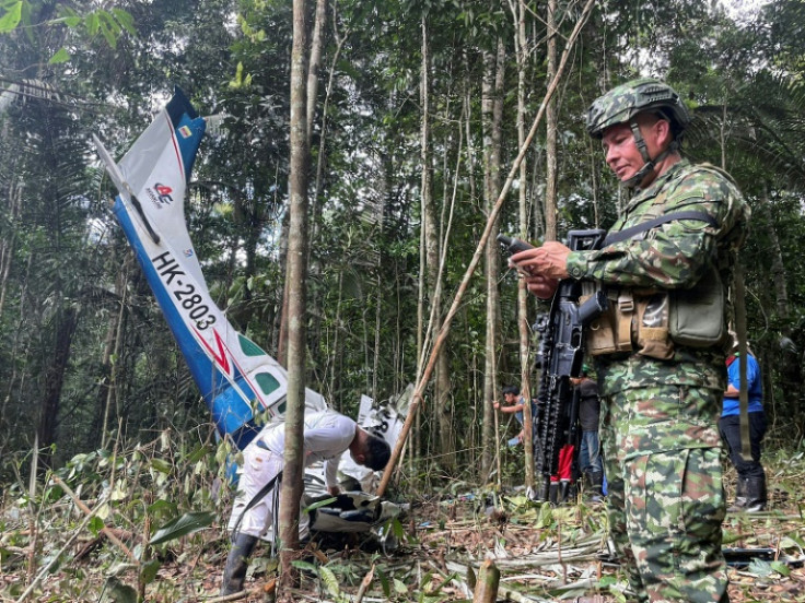 Cuatro niños, de 13, 9, 4 y 11 meses, vagan por la Amazonía colombiana desde que se estrelló una avioneta el 1 de mayo.