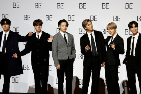Los miembros de la banda de chicos de K-pop BTS posan para fotografías durante una conferencia de prensa para promocionar su nuevo álbum "BE (Deluxe Edition)" en Seúl.