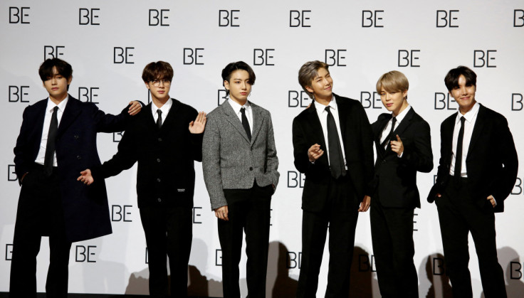 Los miembros de la banda de chicos de K-pop BTS posan para fotografías durante una conferencia de prensa para promocionar su nuevo álbum "BE (Deluxe Edition)" en Seúl.