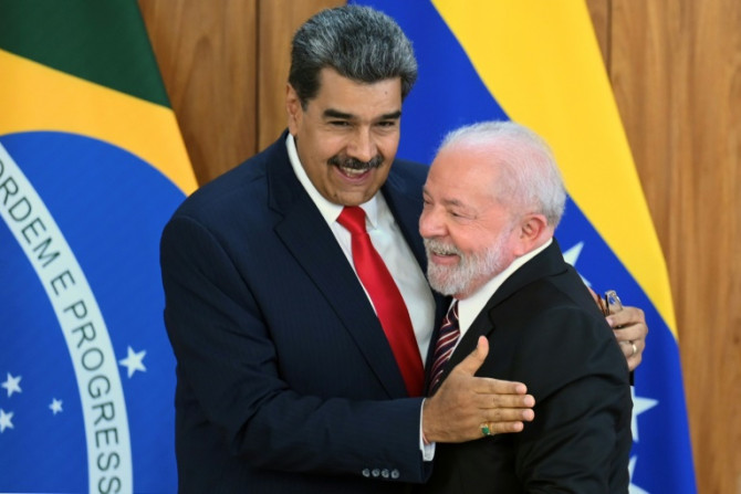 El presidente de Venezuela, Nicolás Maduro (izquierda), y el presidente de Brasil, Luiz Inácio Lula da Silva (derecha), se saludan después de una conferencia de prensa conjunta en el Palacio Planalto en Brasilia el 29 de mayo de 2023.