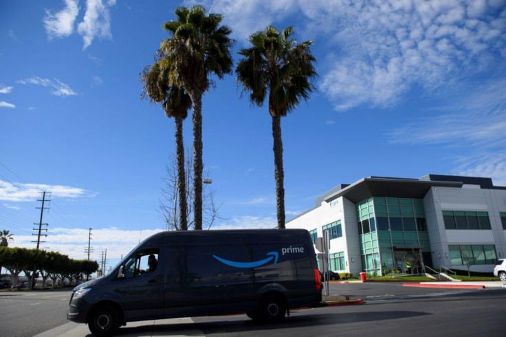 Una amazona. El repartidor sale de una instalación de distribución en Hawthorne, California. El gigante del comercio electrónico dijo que estaba instalando cámaras que usan inteligencia artificial para monitorear la seguridad del conductor.