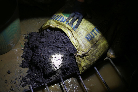 Material mineral extraído de una mina de oro ilegal se ve dentro de una sala subterránea donde se procesa el material, en Buritica