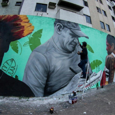El artista brasileño And Santtos trabaja en un gran mural en honor al periodista británico Dom Phillips y al experto brasileño en asuntos indígenas Bruno Pereira, en Belem, Estado de Pará, Brasil, el 31 de julio de 2022.