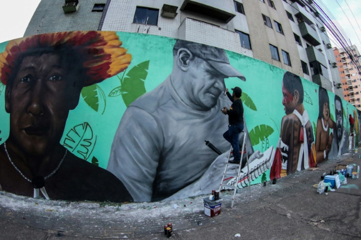 El artista brasileño And Santtos trabaja en un gran mural en honor al periodista británico Dom Phillips y al experto brasileño en asuntos indígenas Bruno Pereira, en Belem, Estado de Pará, Brasil, el 31 de julio de 2022.