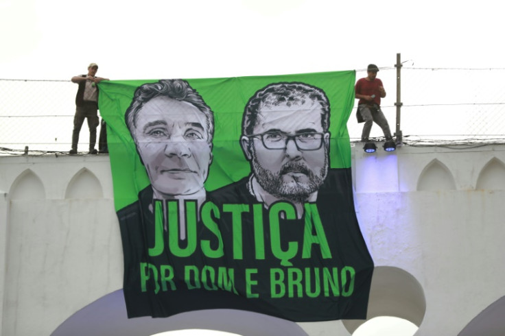La gente asiste a una manifestación en Río de Janeiro, Brasil, el 26 de junio de 2022, para pedir justicia por los asesinatos de Phillips y Pereira.