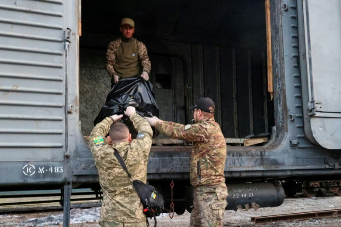 Una unidad especial ucraniana recoge los cuerpos de los soldados rusos del campo de batalla