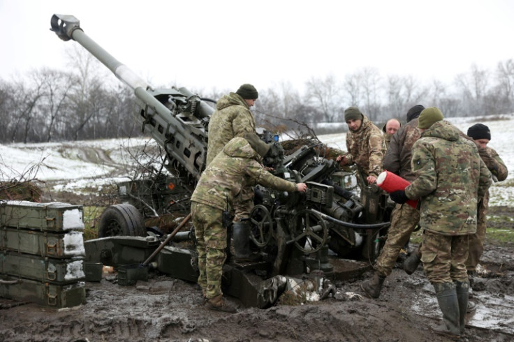 Los soldados luchan contra el pie de trinchera mientras la lluvia y la nieve han convertido los caminos en barro en la línea del frente del este de Ucrania.