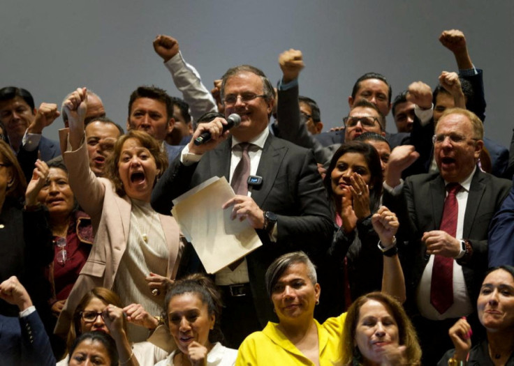 Canciller de México renuncia para buscar boleto presidencial del oficialismo