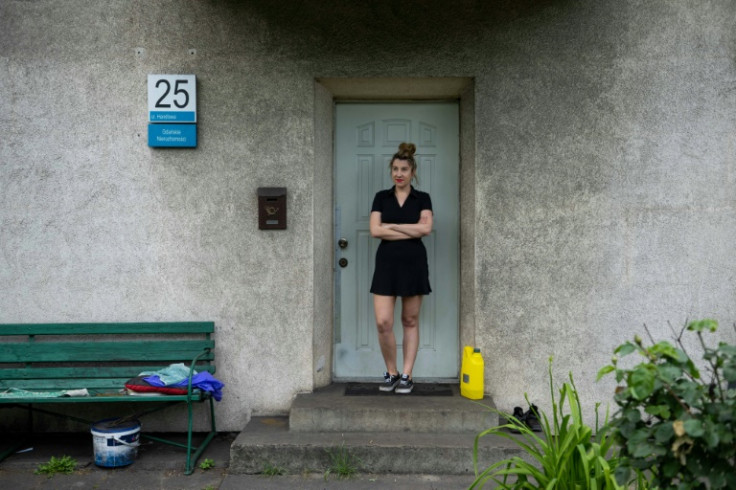 Iwona Wozniewska frente a la puerta de su casa en Gdansk, Polonia, ennegrecida por el polvo de carbón.