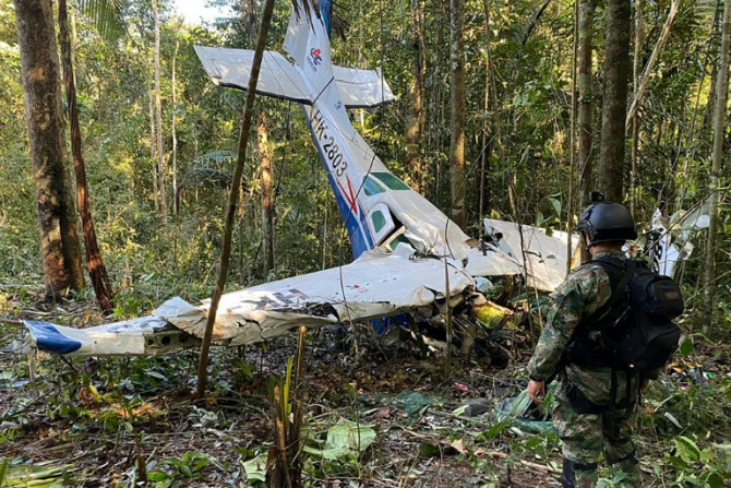 El Ejército de Colombia descubrió el avión siniestrado que yacía casi vertical en medio de una densa jungla