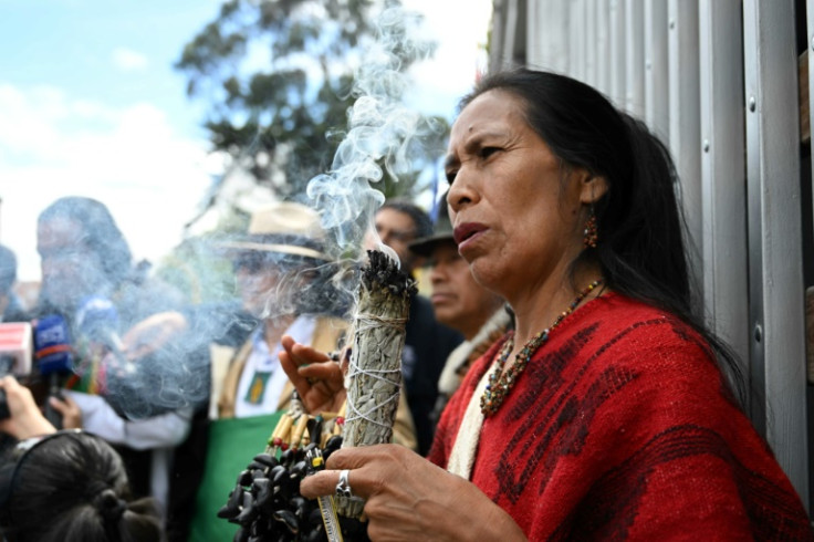 Una mujer indígena que participó en la búsqueda de los cuatro niños desaparecidos realiza un ritual afuera del Hospital Militar de Bogotá donde están siendo atendidos.