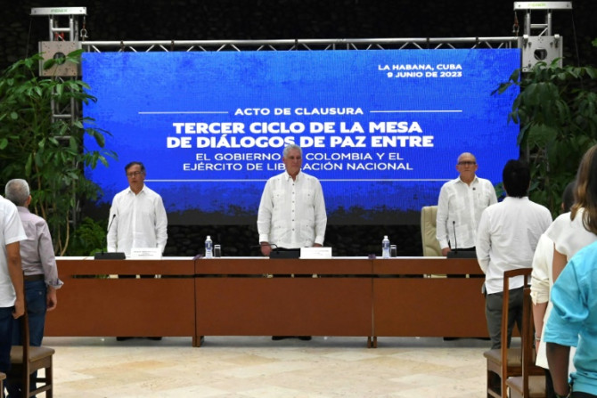 Se firmó un pacto de alto el fuego en presencia del presidente colombiano Gustavo Petro (izq.) y el líder del ELN Antonio García (der.), aquí con el presidente cubano Miguel Díaz-Canel