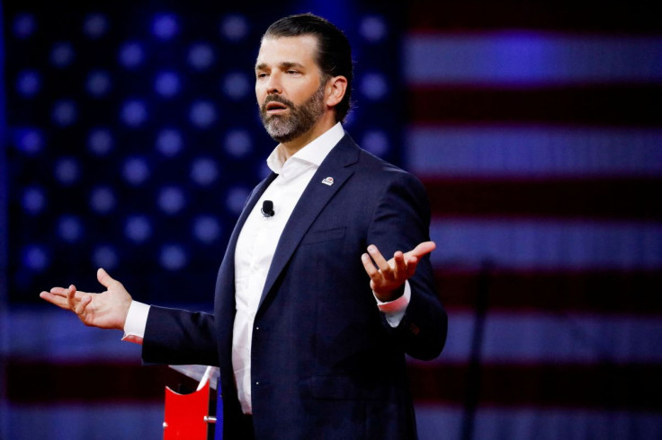 Donald Trump Jr. hace un gesto mientras habla en la Conferencia de Acción Política Conservadora (CPAC) en Orlando, Florida, EE. UU., el 27 de febrero de 2022.