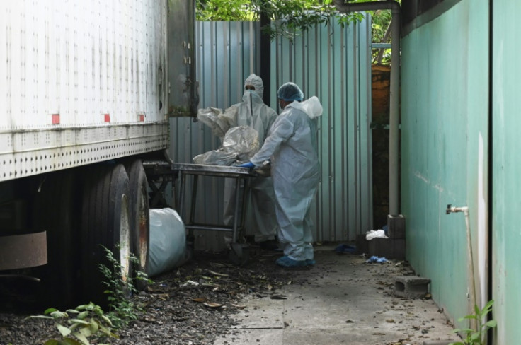 Personal forense traslada los cadáveres de varias de las 46 mujeres muertas durante un incendio tras una reyerta entre internas del Centro de Adaptación Social de la Mujer (CEFAS) penitenciario