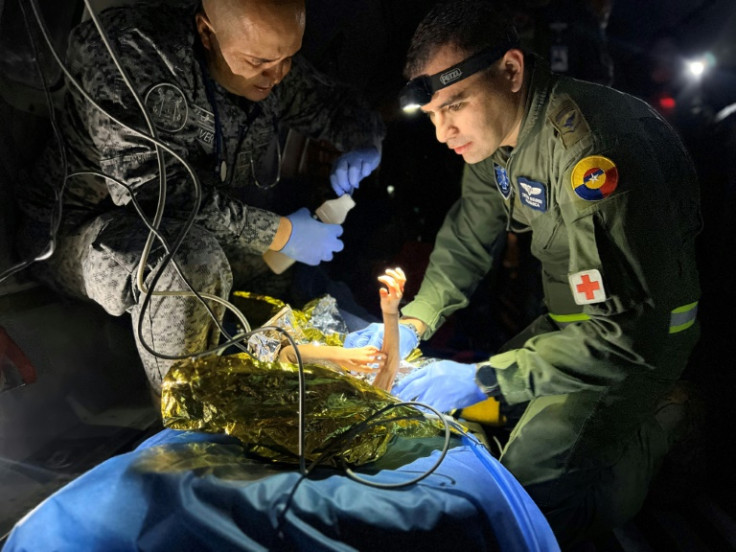 Aviadores de la Fuerza Aérea de Colombia evacuan a los niños rescatados el 9 de junio de 2023