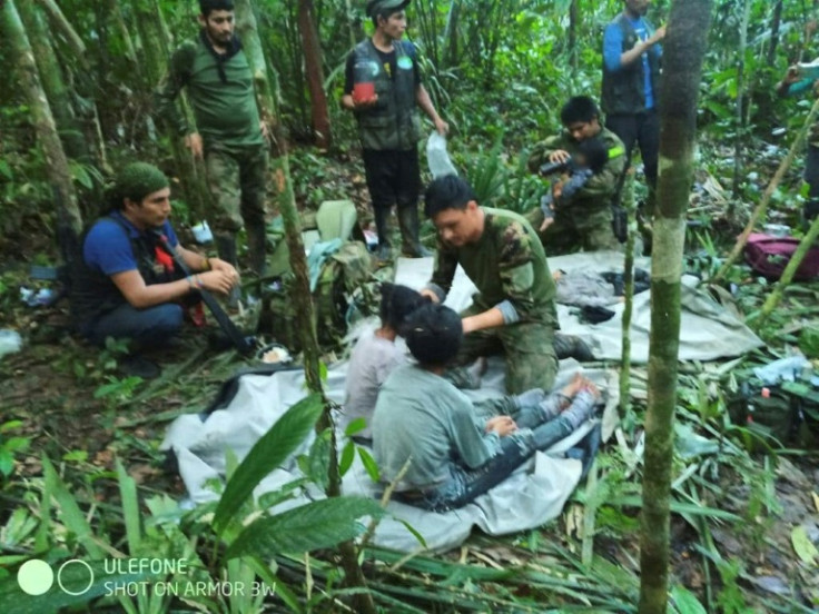 Soldados se reúnen en el campamento en la Amazonía colombiana donde encontraron a los niños 40 días después de que sobrevivieran a un accidente aéreo