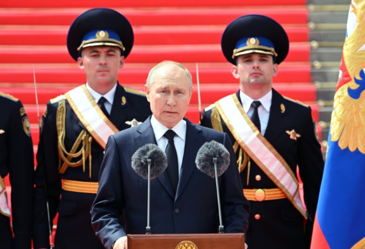El presidente ruso, Vladimir Putin, se dirigió a las fuerzas militares y de seguridad para reunir apoyo después de una revuelta mercenaria.