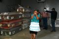 Una mujer llora tras reconocer a su hija entre las 46 muertas por la violencia en el penal de mujeres de CEFAS en Honduras