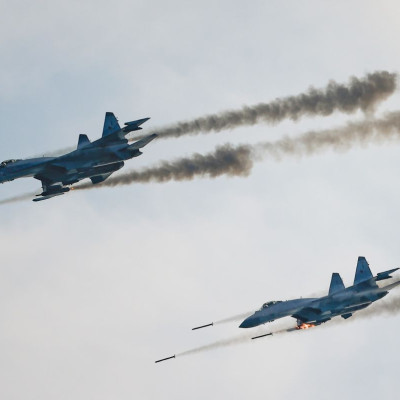 Aviones de combate rusos Sukhoi Su-35 disparan misiles durante la competencia Aviadarts en las afueras de Riazán