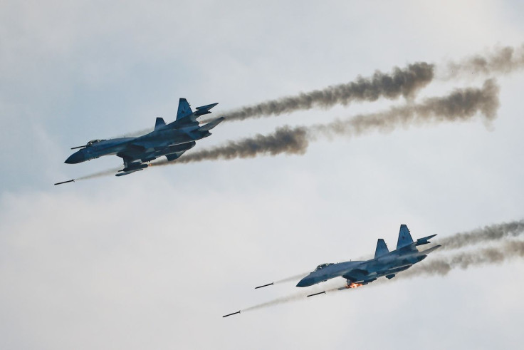 Aviones de combate rusos Sukhoi Su-35 disparan misiles durante la competencia Aviadarts en las afueras de Riazán