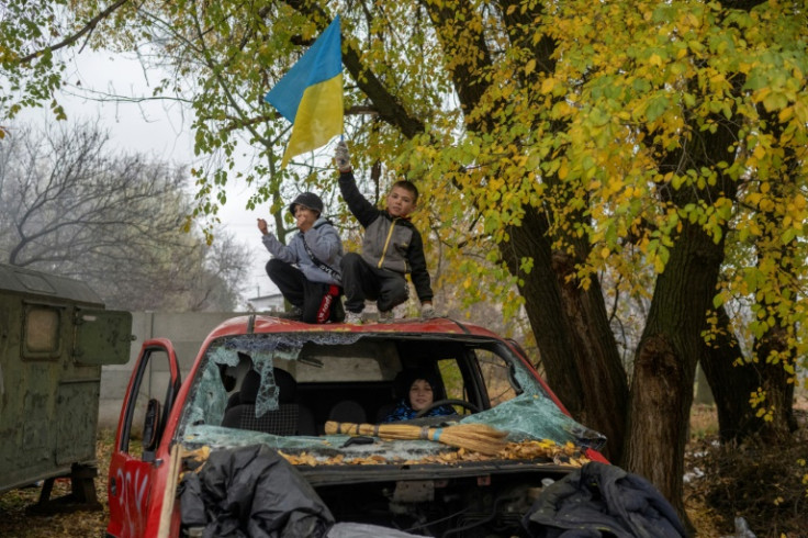 Los niños ucranianos están convirtiendo los puestos de control rusos destruidos alrededor de Kherson en parques infantiles