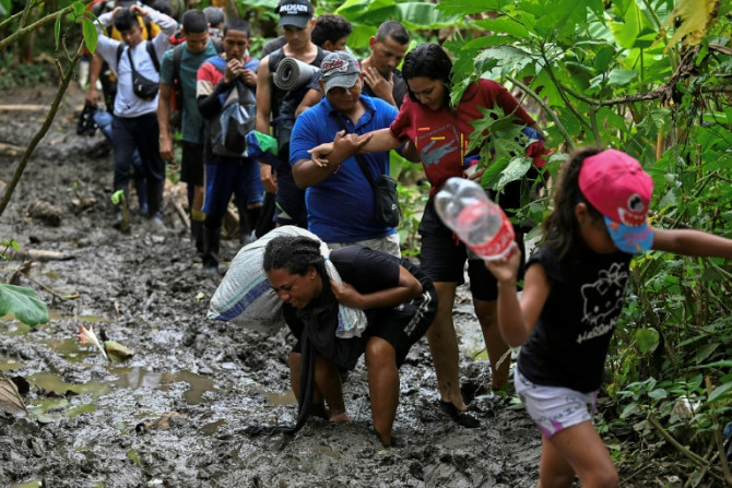Migrantes venezolanos llegan al caserío de Canaan Membrillo, primer punto de control fronterizo al ingresar a Panamá