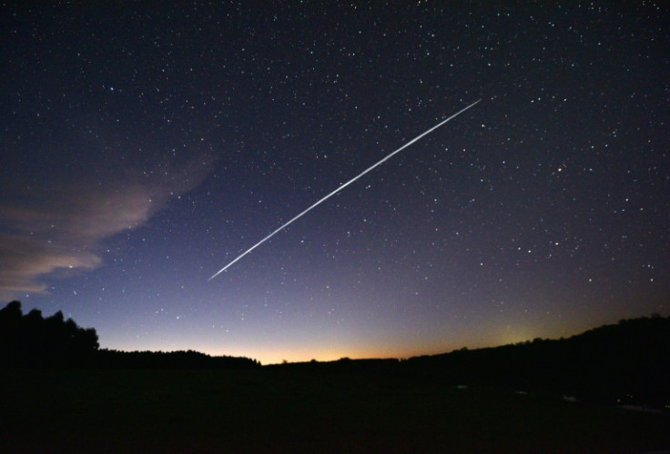 Una imagen de larga exposición de un grupo de satélites Starlink de SpaceX